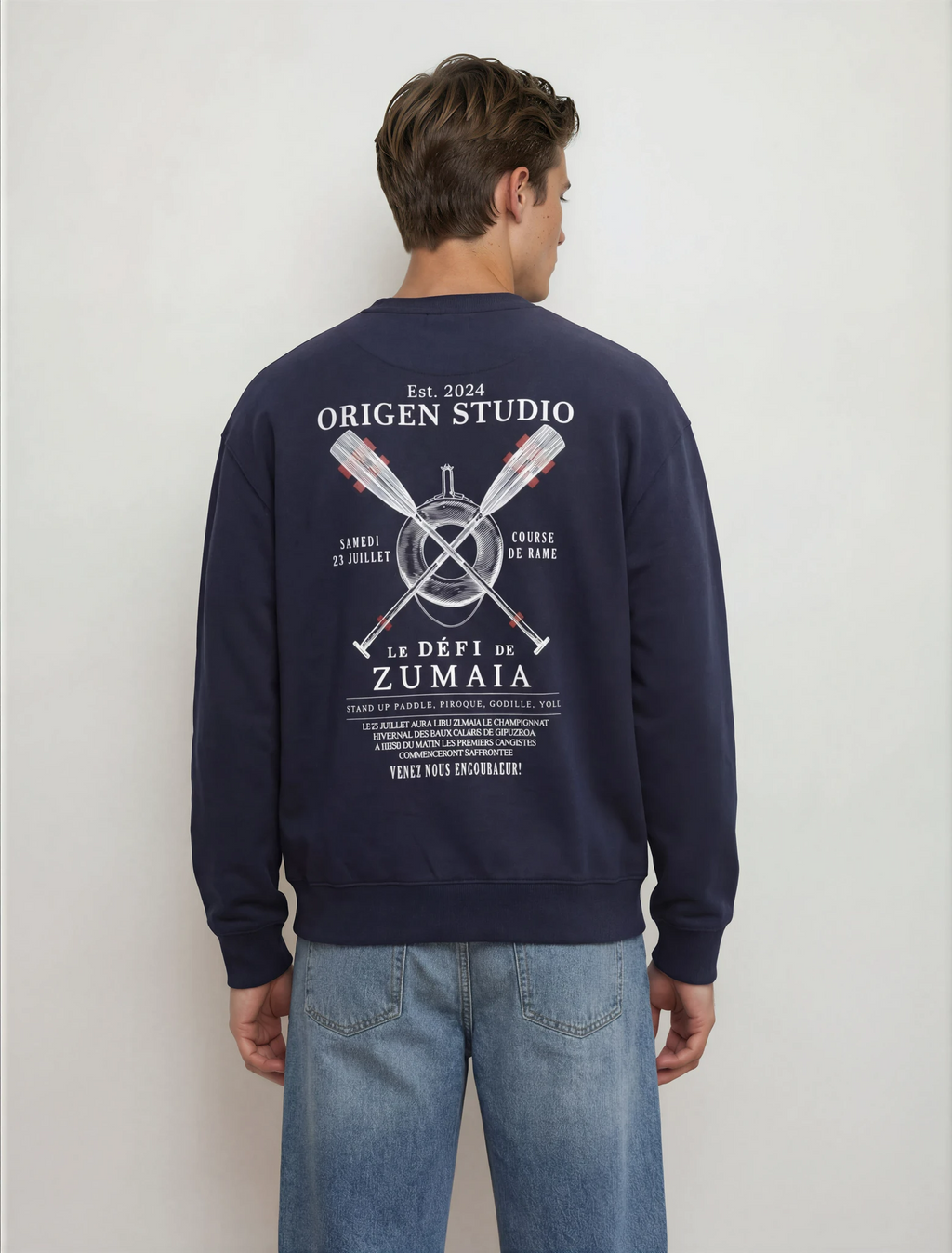 Sudadera azul marino Origen Studio vista trasera con gráfico náutico Le Défi de Zumaia en la espalda.