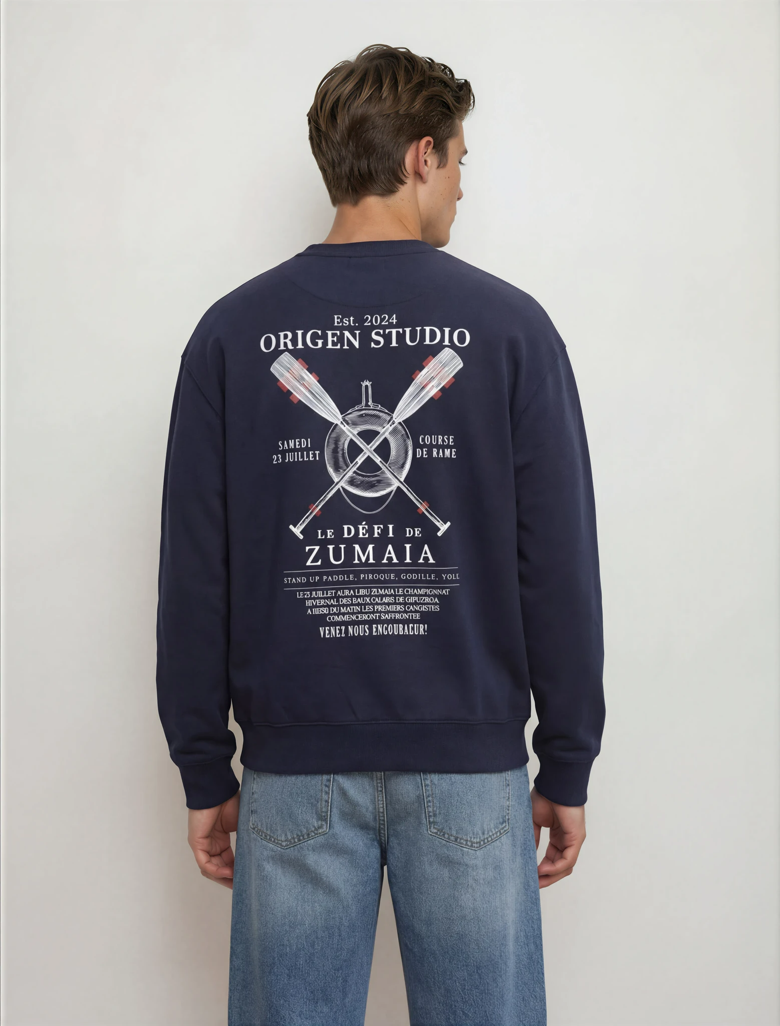 Sudadera azul marino Origen Studio vista trasera con gráfico náutico Le Défi de Zumaia en la espalda.