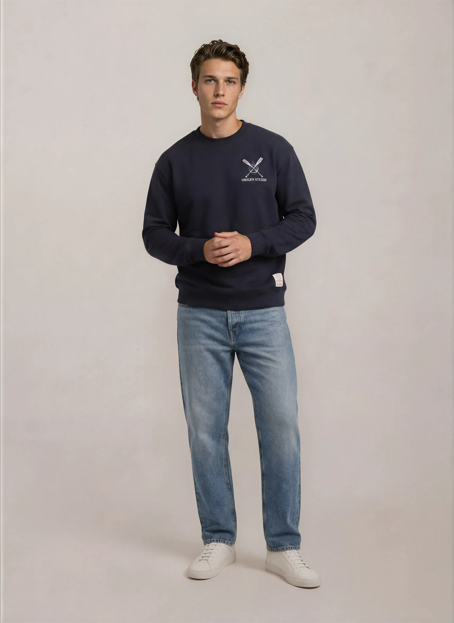 Sudadera azul marino para hombre Origen Studio con logo frontal minimalista y corte regular en algodón 100%.