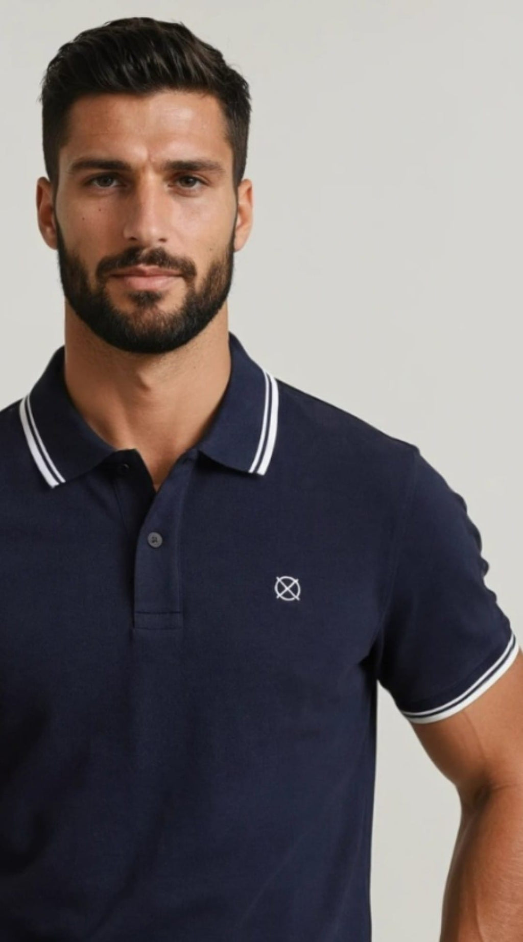 detalle polo azul marino hombre algodón logo origen studio