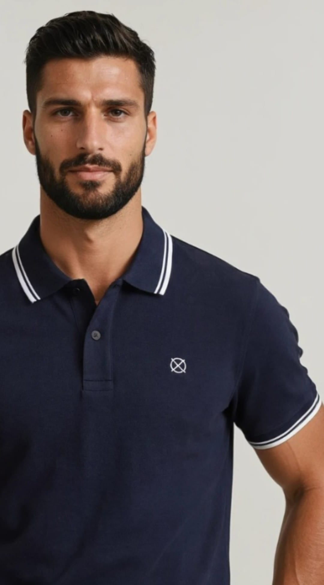 detalle polo azul marino hombre algodón logo origen studio