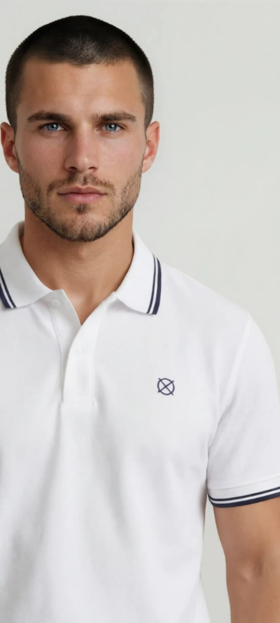 polo blanco hombre algodón origen studio modelo vista frontal
