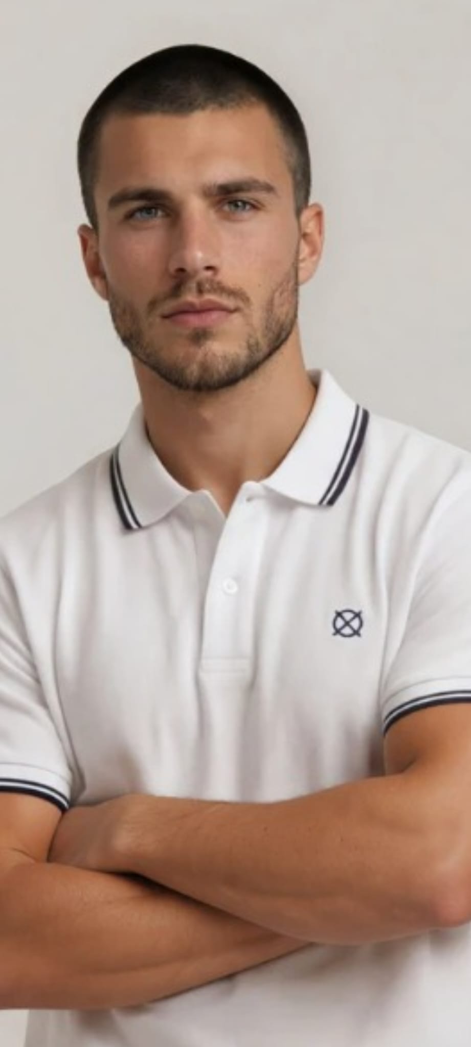polo blanco hombre 100 algodón origen studio detalle cuello logo