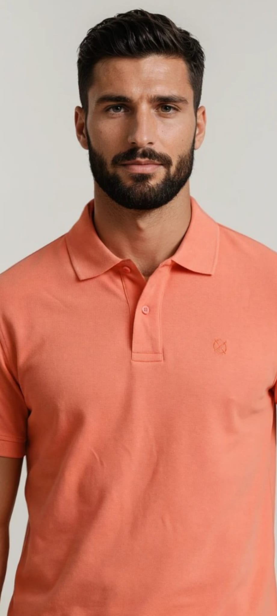 detalle polo coral hombre algodón cuello y logo origen studio