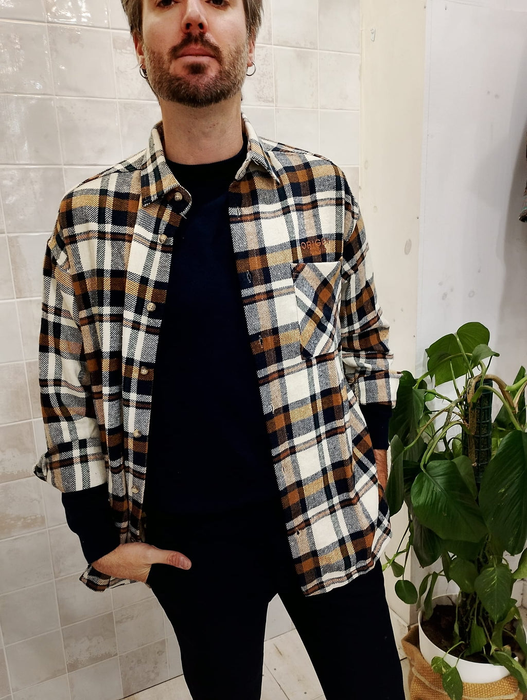 Sobrecamisa de cuadros Origen Studio combinada con jersey marino en conjunto casual