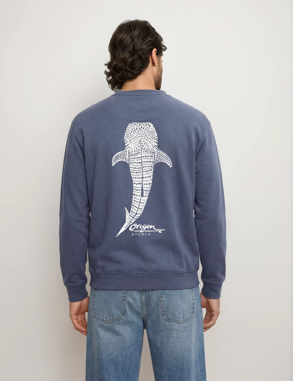 Sudadera azul navy hombre con ilustración de ballena en la espalda Origen Studio