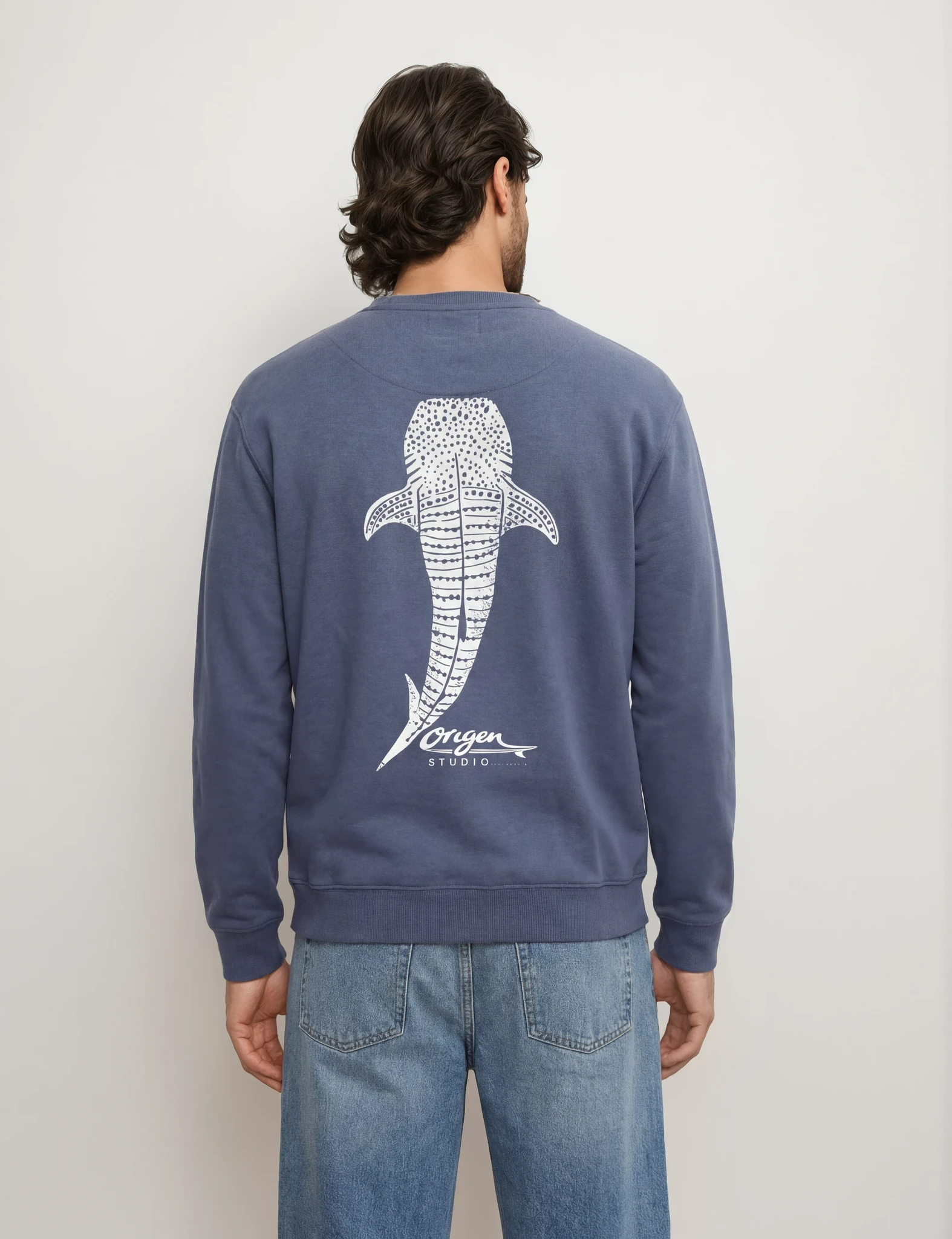 Sudadera azul navy hombre con ilustración de ballena en la espalda Origen Studio