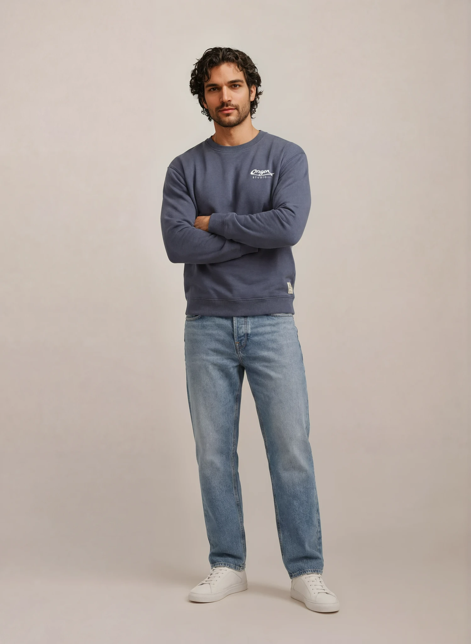 Sudadera azul navy Origen Studio con logo frontal minimal